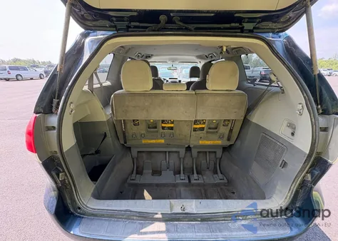 2012 Toyota Sienna Le z USA, uszkodzony, nr VIN 5TDKK3DC7CS273530